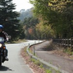 安川宏さん、福島第一が見える丘をバイクにのる。